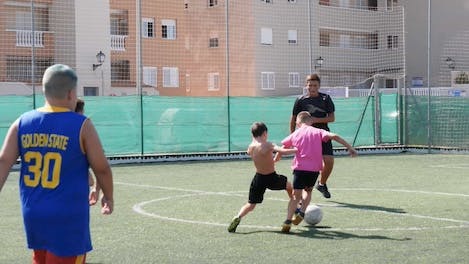 Un grupo de niños jugando al fútbol