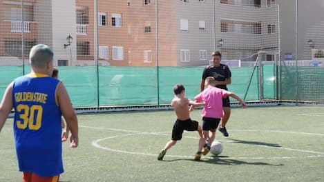 Un grupo de niños jugando al fútbol