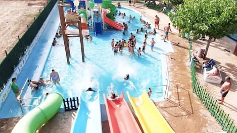 Niños en los toboganes de la piscina